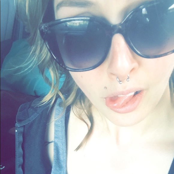 Meet your Posher, Caitlin - Picture 2 of 4